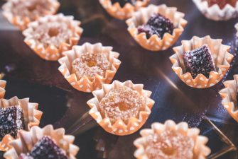 Display setting of individually portioned desert treats