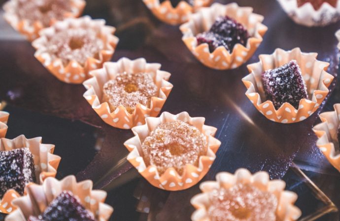 Display setting of individually portioned desert treats